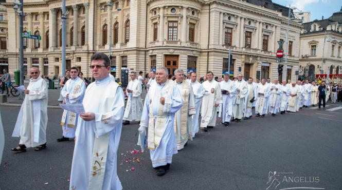 arhiepiscopia romano catolica de bucuresti a organizat procesiunea cu preasfantul sacrament pe strazile din centrul capitalei