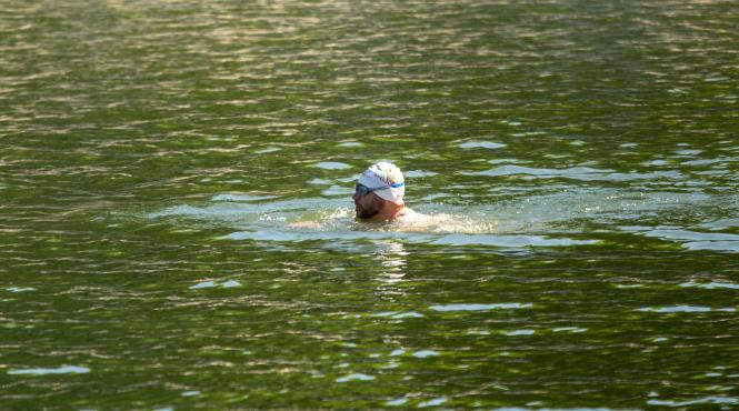 de ziua internationala a dunarii avram iancu inoata 12 ore in beneficiul copiilor speciali ai asociatiei conil