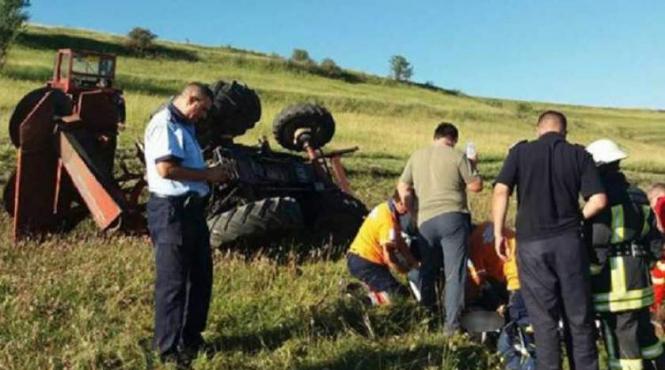 un adolescent de 16 ani din harghita a murit dupa ce s a rasturnat cu tractorul pe care l conducea