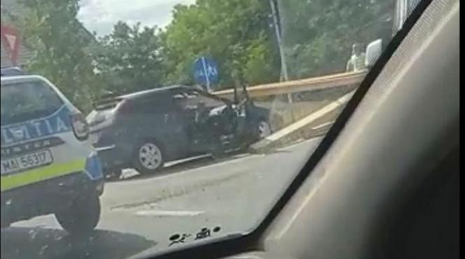 copil de 3 ani la spital dupa ce lemne dintr un camion au intrat prin parbrizul masinii in care se afla