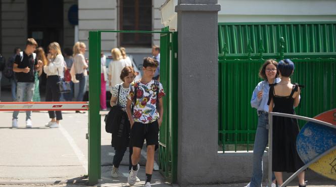 peste 100 000 de absolventi ai clasei a viii a admisi la liceu
