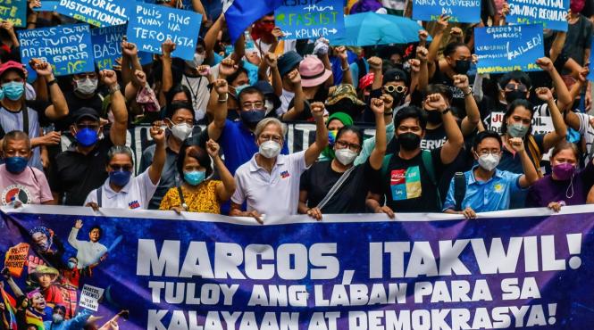 filipinezii cumpara carti pentru a pastra adevarul despre regimul marcos