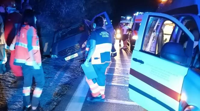 un microbuz cu sase persoane la bord s a rasturnat pe dn 7 zona dealul negru