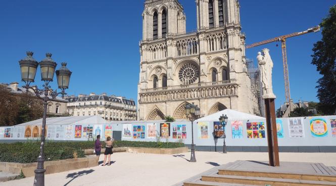 operatiune complexa a inceput restaurarea vitraliilor deteriorate de fum de la notre dame