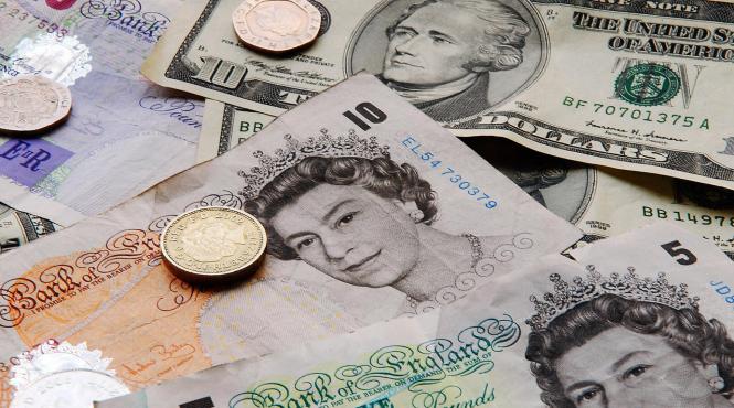 lira sterlina se prabuseste la cea mai slaba cotatie fata de dolar din 1985