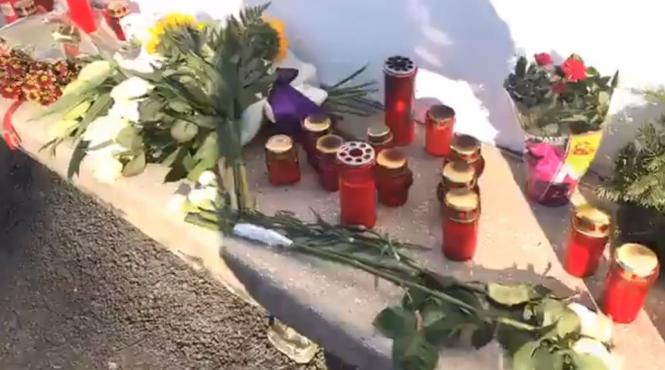 zeci de persoane au adus un omagiu reginei elisabeta a ii a la ambasada marii britanii