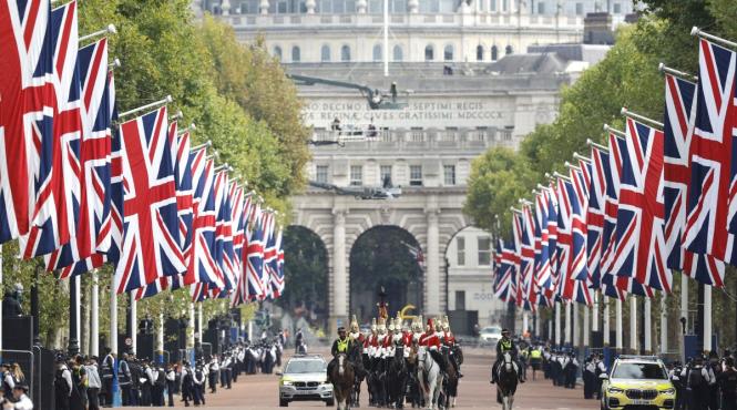 westminster hall s a deschis pentru a permite publicului sa ii aduca ultimul omagiu reginei