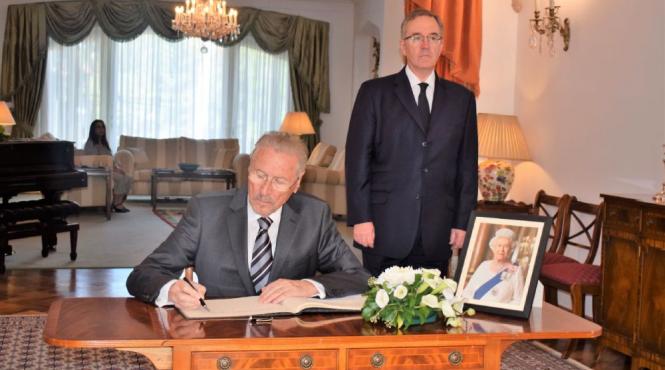 emil constantinescu a semnat in cartea de condoleante deschisa in memoria reginei elisabeta a ii a