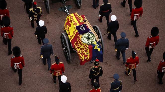mii de oameni au trecut pe langa sicriul reginei elisabeta a ii a in timpul noptii