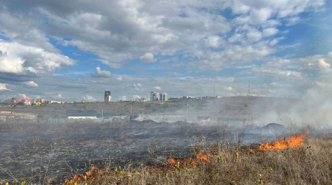 incendiu de vegetatie uscata stins la timp de pompierii tulceni