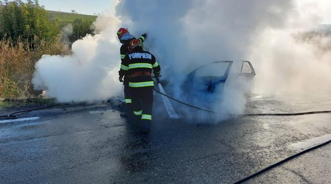 masina cuprinsa de flacari pe dn 22 in autoturism se aflau trei minori