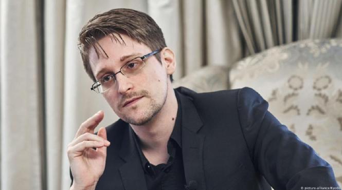 putin i a acordat cetatenie rusa lui snowden fostul colaborator cia care a expus secrete ale nsa