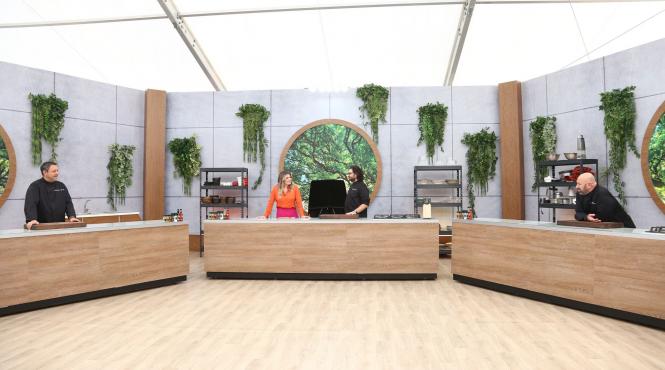 chefi la cutite lider de piata cu editia de luni in seara aceasta juratii au parte de o provocare inedita sunt chemati la bancurile de lucru legati la ochi