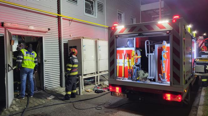 incendiu intr un centru comercial din giurgiu flacarile au distrus mii de articole vestimentare