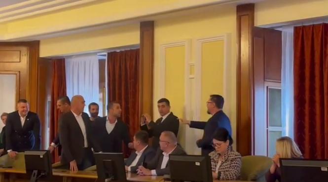 un nou scandal in parlament deputatii se cearta pe majorarile de salarii pentru primari si parlamentari