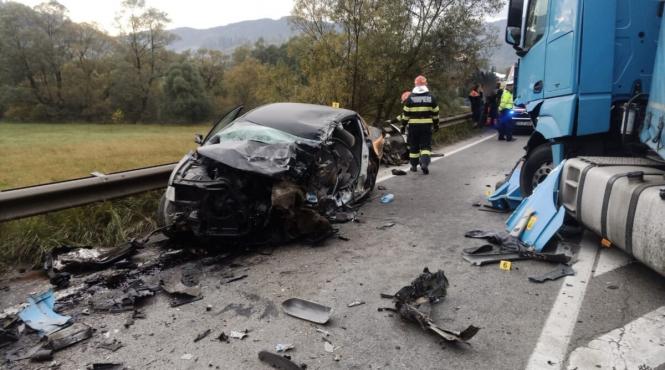accident grav in campulung moldovenesc un tanar de 26 de ani a murit dupa ce masina pe care o conducea a fost lovita de un tir