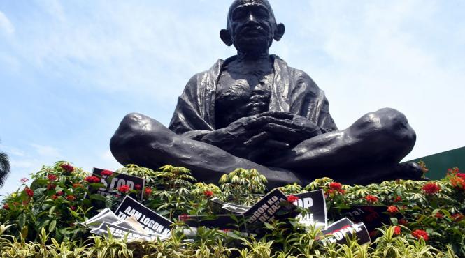 scandal urias in india din cauza unei statui a lui gandhi fara par si cu ochelari de soare