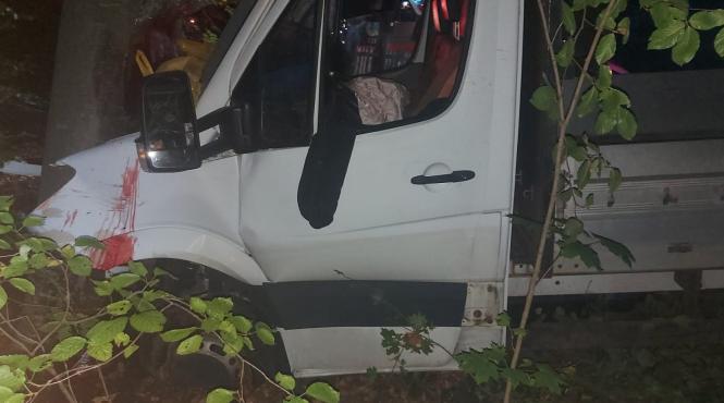 un tanar de 28 de ani a murit dupa ce masina in care se afla a intrat intr un copac
