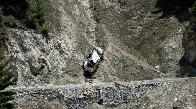 india 25 de morti si numerosi raniti dupa ce un autobuz care transporta nuntasi a cazut intr o prapastie