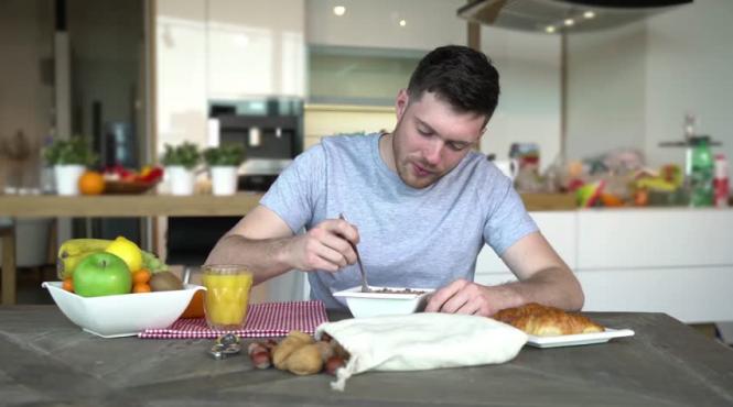 romanii sunt primii in ue cand e vorba despre mancatul nesanatos