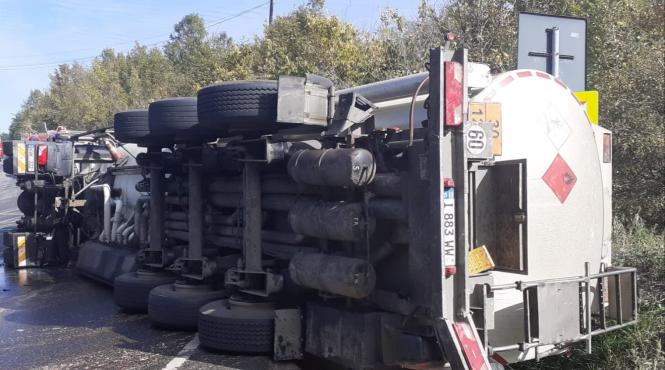 o autocisterna incarcata cu 20 de tone de motorina s a rasturnat la intrare in husi