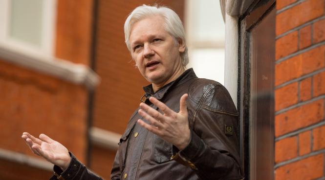 sustinatorii lui julian assange au format un lant uman in fata parlamentului britanic