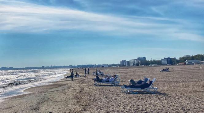 constantenii fac plaja in statiunea mamaia la mijlocul toamnei
