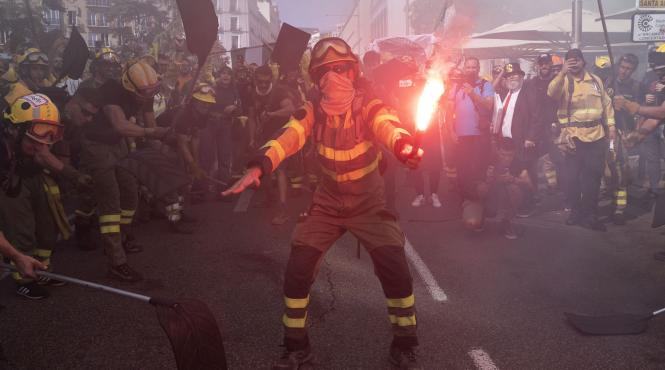 protest la madrid mii de pompierii forestieri spanioli si au cerut drepturile