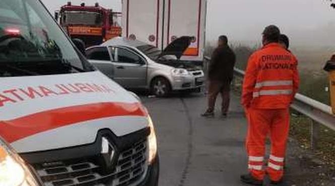 accident grav pe dn 1 un autoturism a intrat intr un tir doua persoane sunt incarcerate