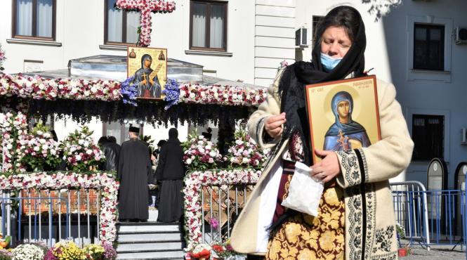 peste 105 000 de persoane s au inchinat la racla sfintei cuvioase parascheva