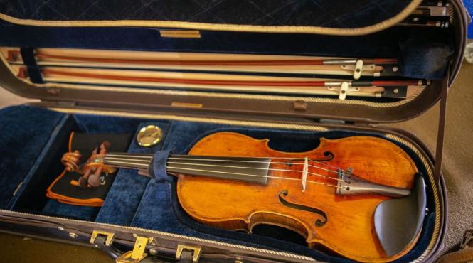razvan stoica si vioara stradivarius din 1729 pe scena palatului bragadiru din bucuresti