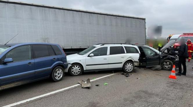 carambol cu trei autoturisme si un camion pe e58 la intrare pe centura sucevei traficul este blocat