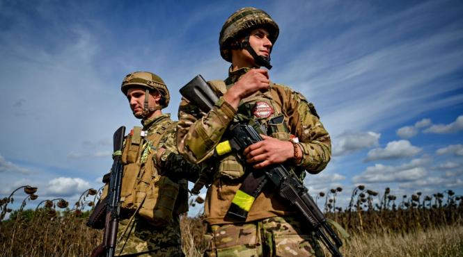barbati inarmati au ucis 11 persoane la o baza militara rusa