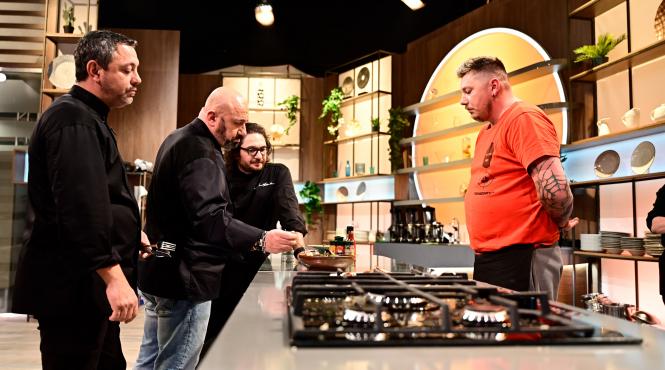 juratii isi formeaza echipele cu care intra in lupta culinara a sezonului 10 catalin scarlatescu este cea mai grea zi