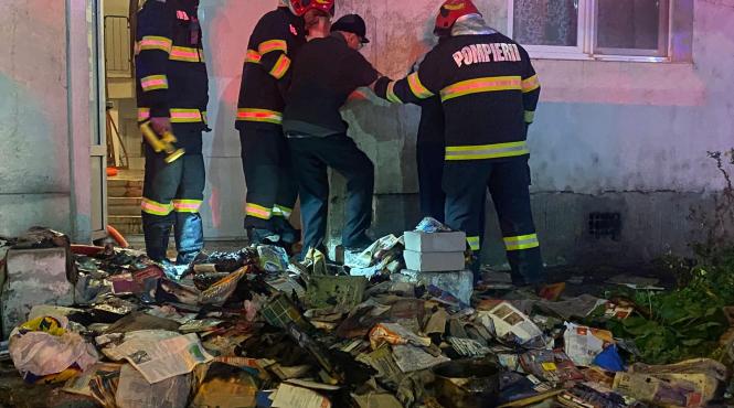 incendiu la un apartament din navodari 14 persoane au fost evacuate iar un batran a ajuns la spital