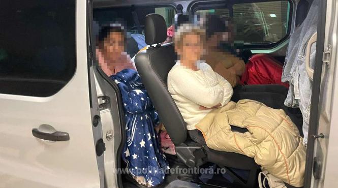 bebelus de cateva luni ascuns sub o patura de mama sa in varsta de 15 ani pentru a fi scos ilegal din tara