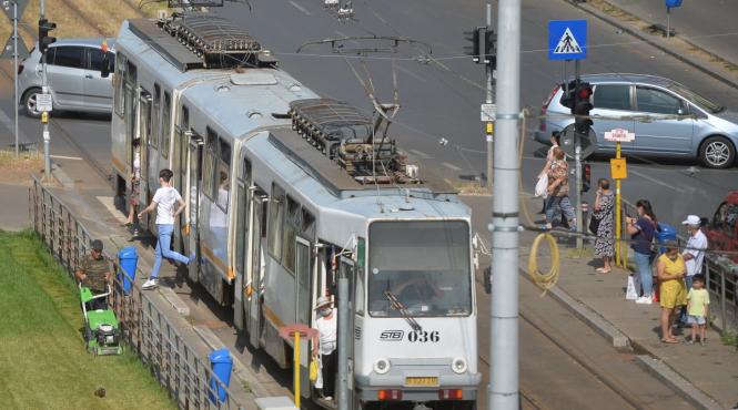liniile de tramvai 1 si 10 isi reiau circulatia pe bd doina cornea fost vasile milea