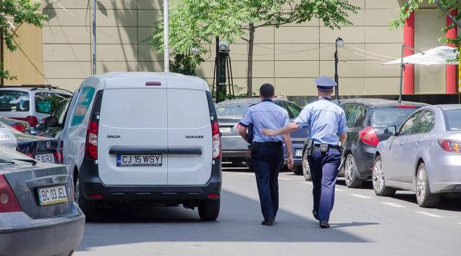 trei barbati prinsi in flagrant delict dupa ce au spart o locuinta din sectorul 1