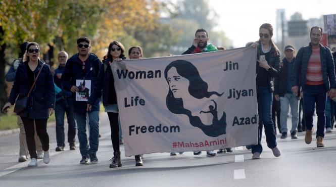 mars de proportii la berlin in sprijinul protestatarilor din iran