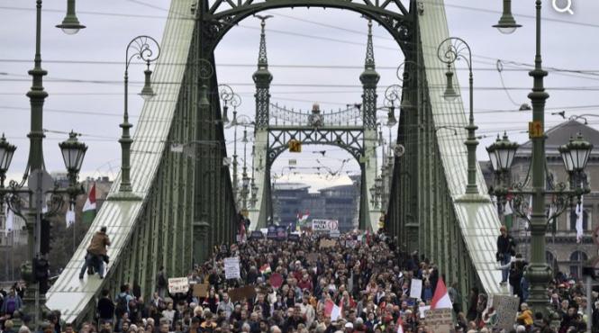 protest masiv in budapesta impotriva guvernului si a inflatiei galopante