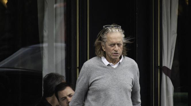 michael douglas relaxat pe strazile din paris cum arata cunoscutul actor la 78 de ani