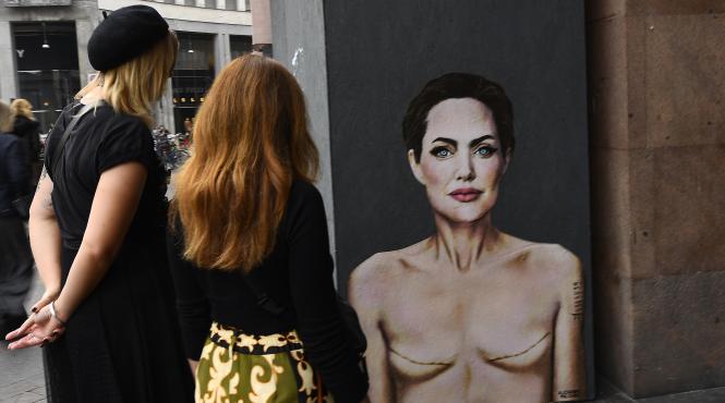 o pictura murala cu angelina jolie cu cicatrici de mastectomie realizata la milano