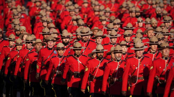 cortegiu impresionant o mare de uniforme rosii de politie o conduc pe ultimul drum pe shaelyn yang ucisa la datorie