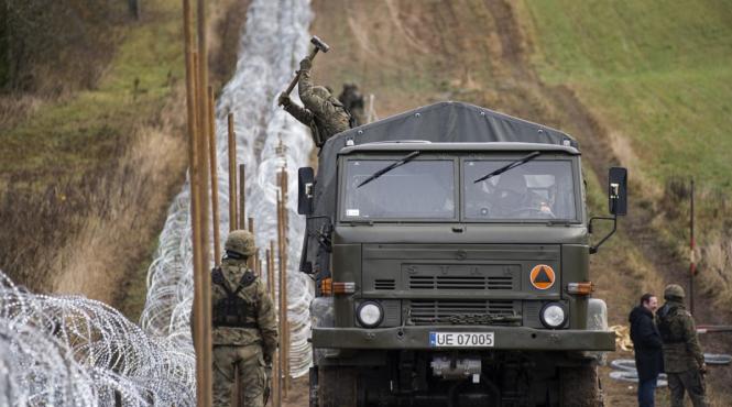 primele imagini cu gardul de sarma ghimpata construit de polonia la frontiera cu rusia