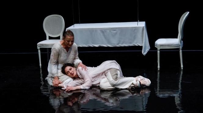 teatrul national radu stanca sibiu participa la festivalul national de teatru cu spectacolele mama si trei surori