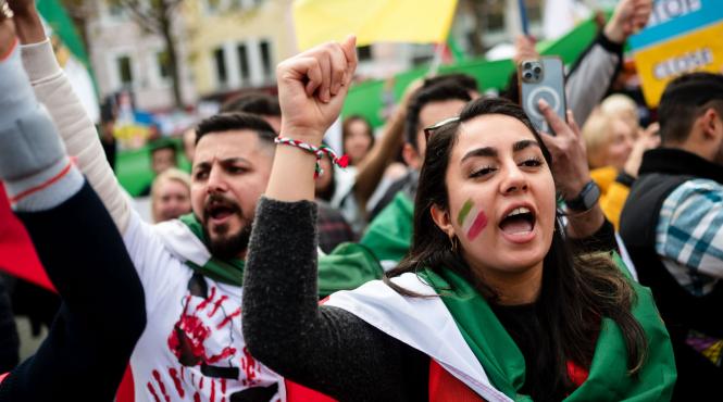 mii de manifestanti au iesit pe strazile din koln pentru iran si ucraina