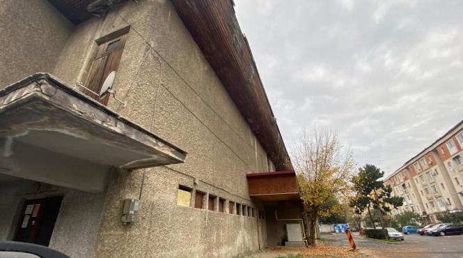 casa de cultura a sindicatelor din targu jiu transformata in ruina de cnslr fratia si in adapost pentru oamenii strazii de primarie