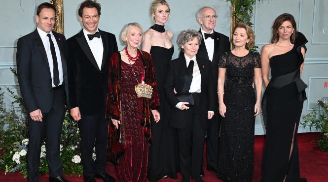 mult asteptata premiera mondiala a sezonului 5 din the crown a avut loc la londra imelda staunton elizabeth debicki si jonny lee miller vedetele care intruchipeaza familia regala