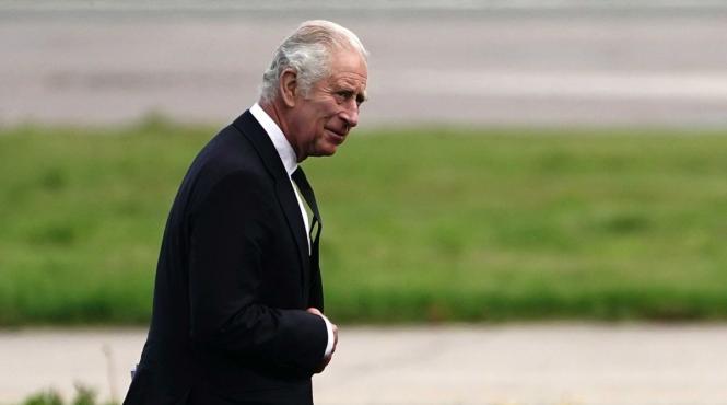 un tanar a aruncat un ou in directia regelui charles si a sotiei sale regina consoarta