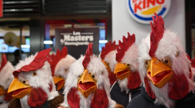 burger king activisti deghizati in gaini au invadat un restaurant din paris